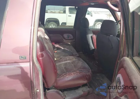 1997 Chevrolet Suburban 1500 z USA, uszkodzony, nr VIN 3GNEC16R0VG102451